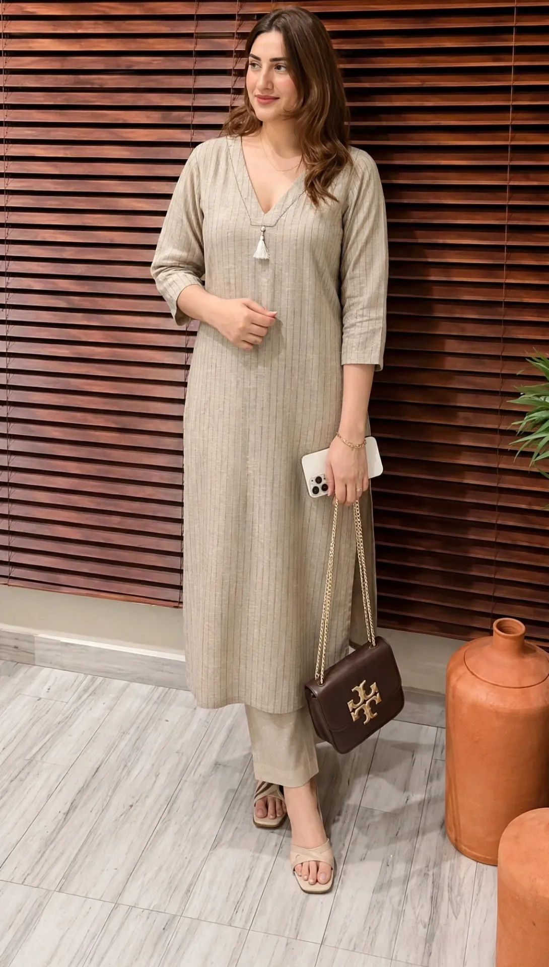 beige_kurti_outfit.webp